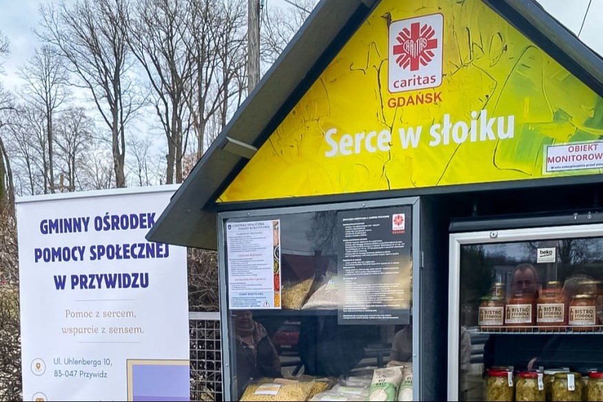 Przywidz: Nowa lodówka społeczna Caritasu przy ul. Uhlenberga