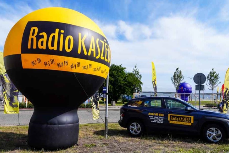 Studio mobilne Radia Kaszëbë w Wejherowie. Spotkajmy się na placu Jakuba Wejhera