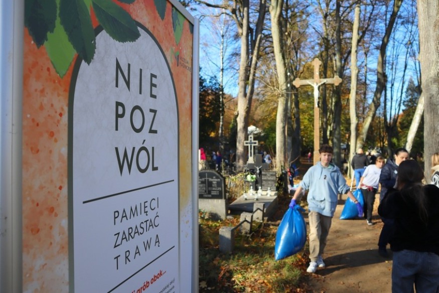 Pielęgnują pamięć w Wejherowie. Wspólne sprzątanie nagrobków